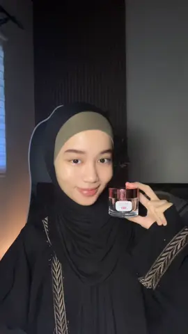 idk what magic is inside, but my skin says thank you 🤌🏻🙈 @GMEELAN.my.skincare  #GMEELANmy #GMEELAN #gmeelandurvillealazycream #toneupcream #2in1tintedmoistureizer 