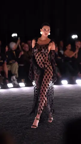 #KendallJenner lief gestern Abend für #Schiaparelli in Paris während der #ParisFashionWeek 🤯 @Kendall Jenner 