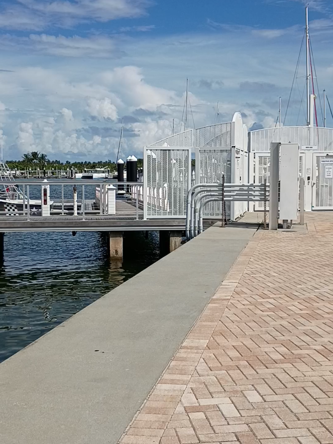 es un parque grande donde ay muchas actividades que ver y caminar en este lugarcito #mar #playa #canoa #barcos #cayak 