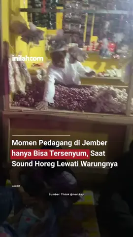Seorang pedagang sayur hanya bisa tersenyum saat barang dagangannya bergetar hingga nyaris tumpah dari etalase saat sound horeg berada tepat di depan warungnya. Tampak pada video, bawang yang dijajakannya hampir jatuh sehingga harus diganjal dengan sayur. - Selengkapnya kunjungi website dengan klik link di bio atau download aplikasi di AppStore dan Google Play Store. #inilahNews #SoundHoreg #Horeg #Inilahcom #titiktengah #titikcerah 