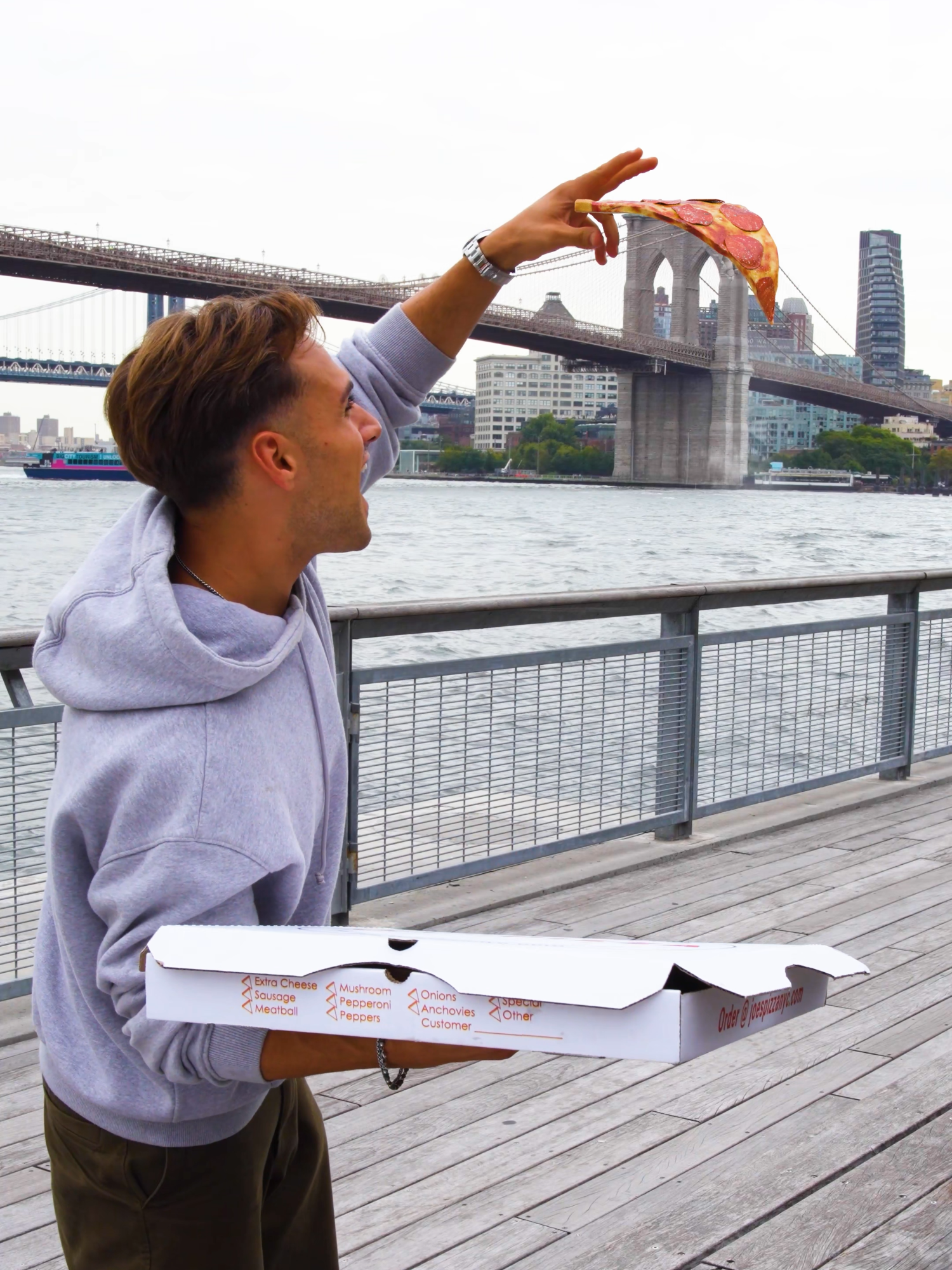 Pt.2 An Italian always eats the whole pizza, even in New York 🍕Want to discover the trick? 🎬 Check out the backstage right next to this video!  #pizza #nyc #vfx