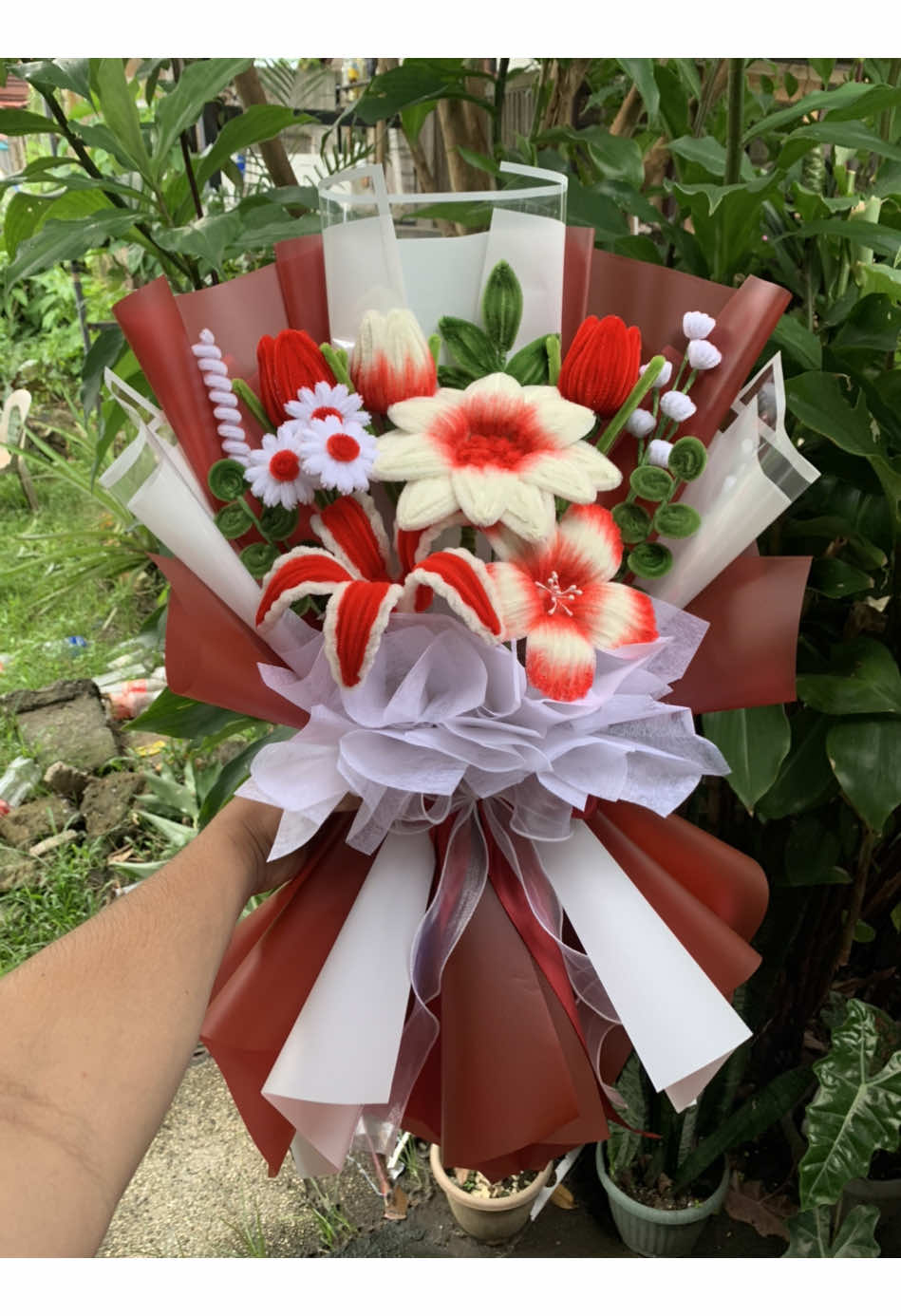 Red lover? ❤️ #handmade #handmadegifts #handmadecraft #handmadewithlove #fuzzy #fuzzywire #fuzzywireflowers #fuzzywirebouquet #craft #crafts #crafting #flowers #flowerbouquet 