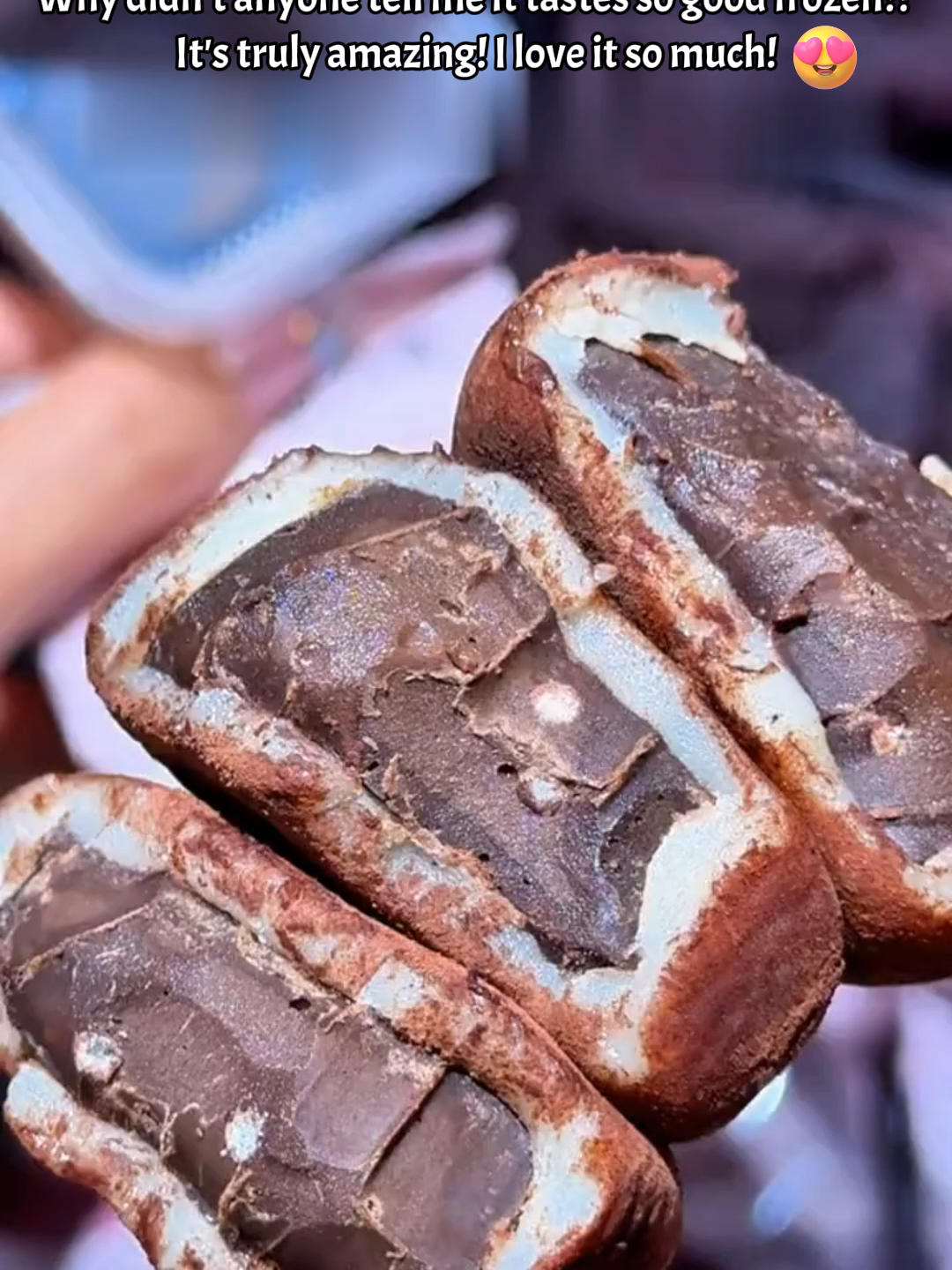 Na-try mo na ba ang frozen chocolate mochi? 🤔🍫 Hindi ako makapaniwala kung gaano siya kasarap at kakaiba! 😍 Kaya kong ubusin ang 10 pcs sa isang upuan 🥰✨ Tamang-tama lang ang tamis, hindi nakakaumay at guilt-free pa! 💯🔥 #FrozenMochi #ChocolateLovers #TikTokEatsPH #lesssugar #bodycare