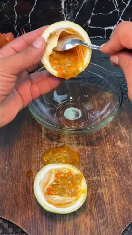 ✨ La bebida natural que alivia tu pecho y te ayuda a respirar más ligero 🍵💚 Una mezcla casera y refrescante que aporta bienestar, ayuda a limpiar tu cuerpo y te da sensación de ligereza 🌿💨. Ideal para esos días en que buscas algo natural y calmante. #BebidaNatural #Bienestar #SaludRespiratoria #RemediosCaseros #vidasana 