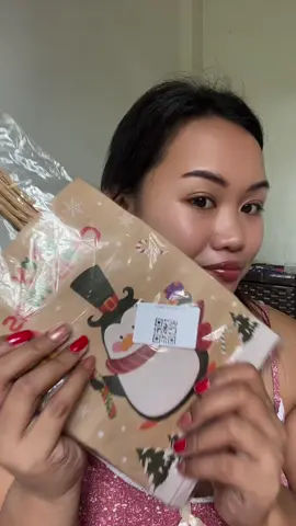 Babe, ready na ba mga regalo n’yo?  Eto na yung cute na Christmas gift bags na reusable, matibay at super aesthetic! May Santa, snowman, penguin at Christmas tree designs—perfect for giveaways, gifts, at pamasko! Kung gusto mo ng presentable pero on a budget, eto na yun! #ChristmasFinds #GiftIdeasPH #PaskoNa #AestheticBags