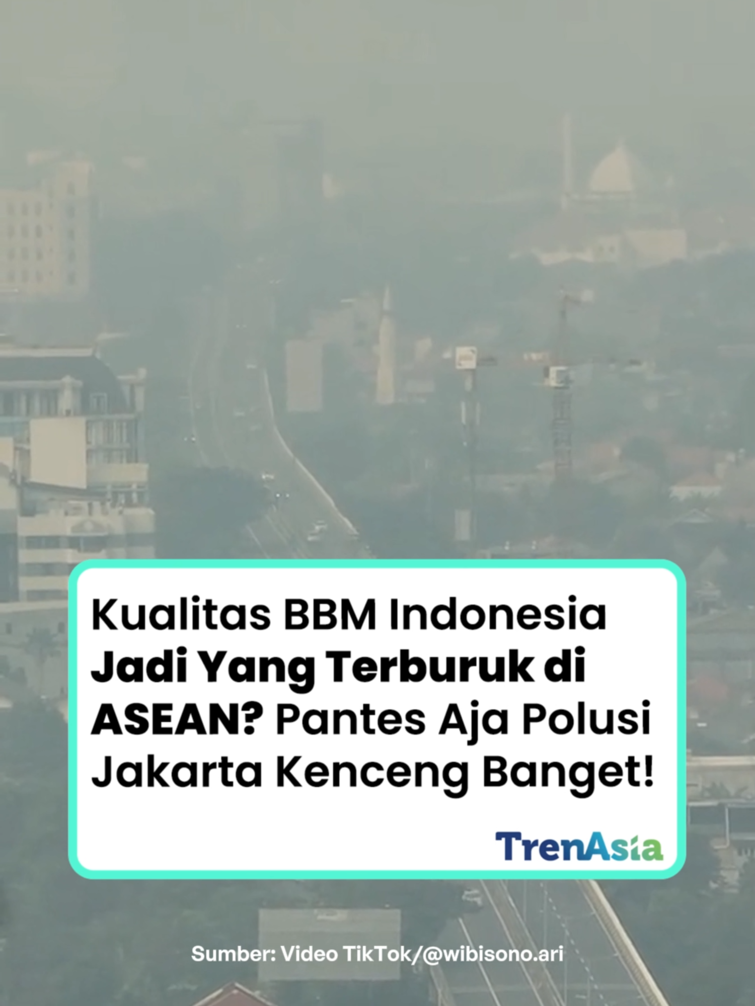 Jakarta makin sesak, polusi makin parah. Banyak yang menyalahkan kendaraan, tapi ada satu hal yang jarang dibahas: kualitas BBM kita ternyata paling buruk di ASEAN. Bayangkan, Indonesia masih pakai standar Euro 2 dengan sulfur 500 ppm. Padahal, Malaysia, Thailand, Vietnam, dan Filipina sudah pakai Euro 4 dengan batas 50 ppm. Singapura bahkan lebih ketat lagi: Euro 5, hanya 10 ppm. Perbedaan ini bukan angka kosong—tapi faktor besar yang bikin udara kita makin kotor. Akibatnya? Mesin kendaraan lebih cepat rusak, dan paru-paru rakyat jadi filter berjalan. Data Dinas Kesehatan DKI bahkan mencatat lebih dari 200 ribu kasus ISPA hanya dalam dua bulan puncak polusi 2023. Angka yang bikin miris, apalagi untuk kota sebesar Jakarta. Lebih ironis, perusahaan swasta seperti Shell, BP, dan Vivo menolak untuk mengimpor BBM kemudian dijual melalui Pertamina. Mereka menolak karena standar BBM yang diminta masih di bawah kualitas internasional yang mereka terapkan. Dengan kata lain, bahkan pemain swasta pun enggan menjual produk yang kualitasnya buruk dan berpotensi memperparah polusi. Jadi, jangan heran kalau langit Jakarta makin kelabu. Selama kualitas BBM kita belum naik kelas, sulit membayangkan polusi akan benar-benar teratasi. #PolusiJakarta #BBMIndonesia #EnergiBersih #JakartaSesak #KrisisUdara