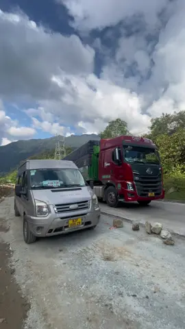 #deoloxo #xekhach #xengocthang #ninhbinh #daknong               TRƯỜNG HỢP NÀY GIẢI QUYẾT SAO AE . 2 xe đều tải nặng . Xe khách vào trước