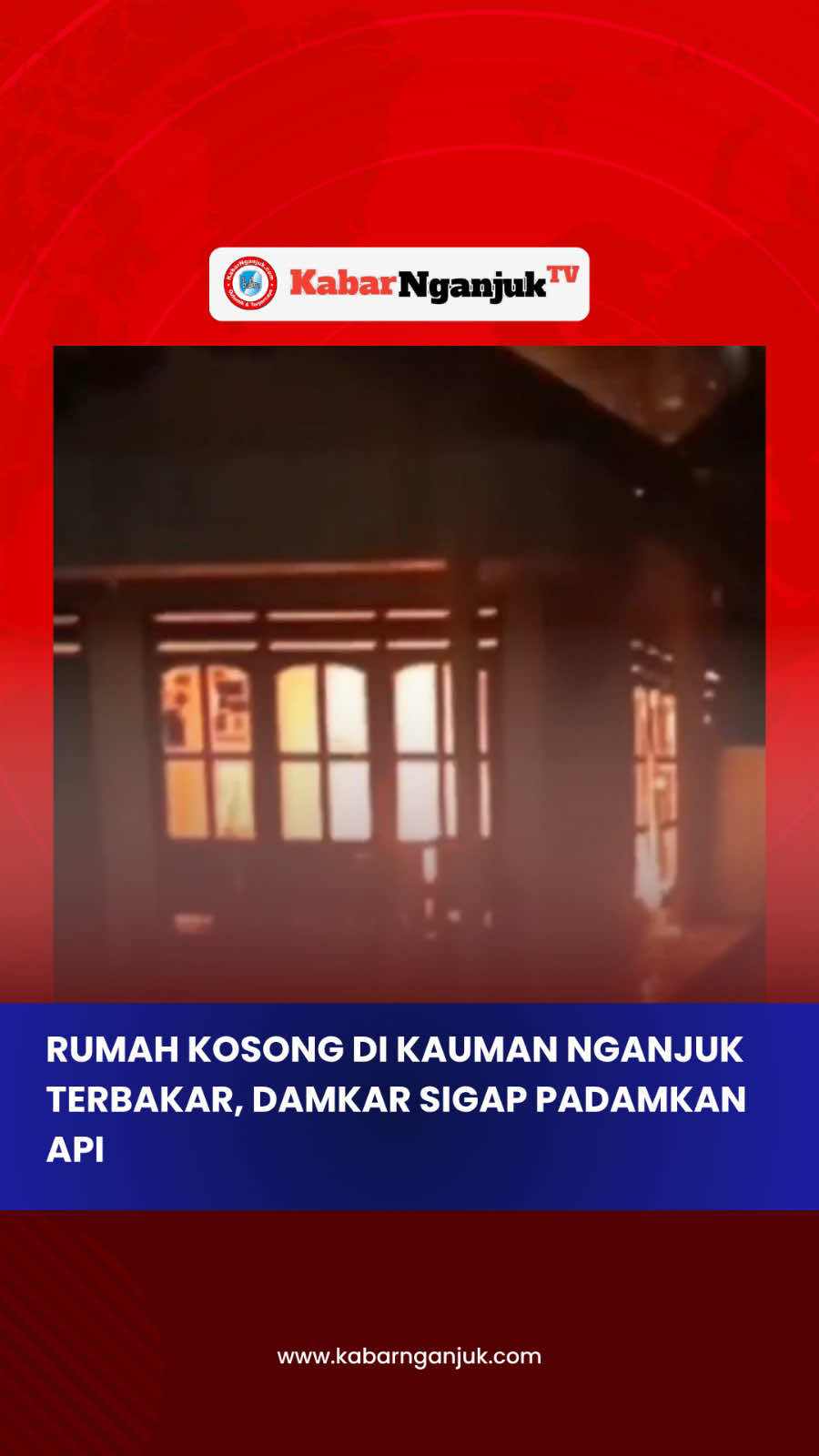 Kebakaran melanda sebuah rumah kosong di Jalan Jaksa Agung Suprapto, Kelurahan Kauman, Kabupaten Nganjuk, Jumat (3/10/2025) dini hari. Api yang diduga berawal dari bagian tengah rumah dengan cepat menjalar ke atap hingga melahap seluruh bangunan, namun berkat kesigapan tim Damkar Nganjuk, kobaran api berhasil dipadamkan dalam waktu sekitar satu setengah jam tanpa menimbulkan korban jiwa.