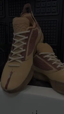 “Kuasai lapangan seperti MVP sejati. 🃏👑 JOKER 1 GT 'Sovereign' dari 361° adalah signature shoe Nikola Jokic yang memadukan kekuatan, visi permainan, dan presisi. Didesain untuk big man modern, sepatu ini punya stabilitas tingkat tinggi, cushioning responsif, dan support maksimal untuk setiap langkah dominan lo di paint area. Dengan tampilan ‘Sovereign’ yang mewah dan gagah, lo bukan cuma main—lo memimpin.” ENGAGE+ midsole tech → cushioning empuk & responsif Grippy outsole → cocok untuk gerakan pivot, post-up, dan rebound Wide forefoot → cocok buat pemain besar Design 'Sovereign' → warna elegan & berkelas 🏀 Cocok untuk posisi: C / PF #JOKER1 #361JOKER1 #NikolaJokic #JOKER1GT #SovereignEdition         