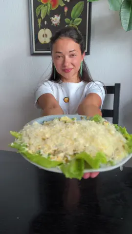 Печень трески♥️сочетание в салатике. Рецепт  Листья салата, можно их немножко по помять и порвать. Отварной картофель, печень трески, огурцы солёные, зелёный лук, яйца майонез, сыр 🧀  #кулинария #рецепт #едавгермании #keinewerbung #печеньтрески 