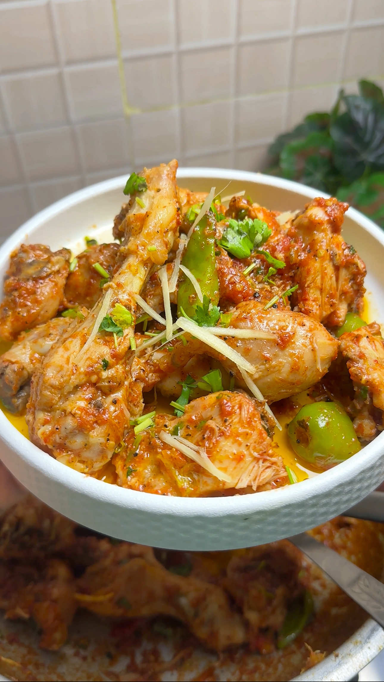 Chicken Shinwari 🔥with only 2spices Recipe  Oil 1cup Chicken 1.5 kg Salt 1tbsp GG paste 1tbsp Tomato 600 gram Water 1/2cup Green chillies 5-6 Black pepper powder (fresh) Coriander  Ginger  For garnish #foodiemuznaofficial #cooking #chicken #cookwithme #fyu 