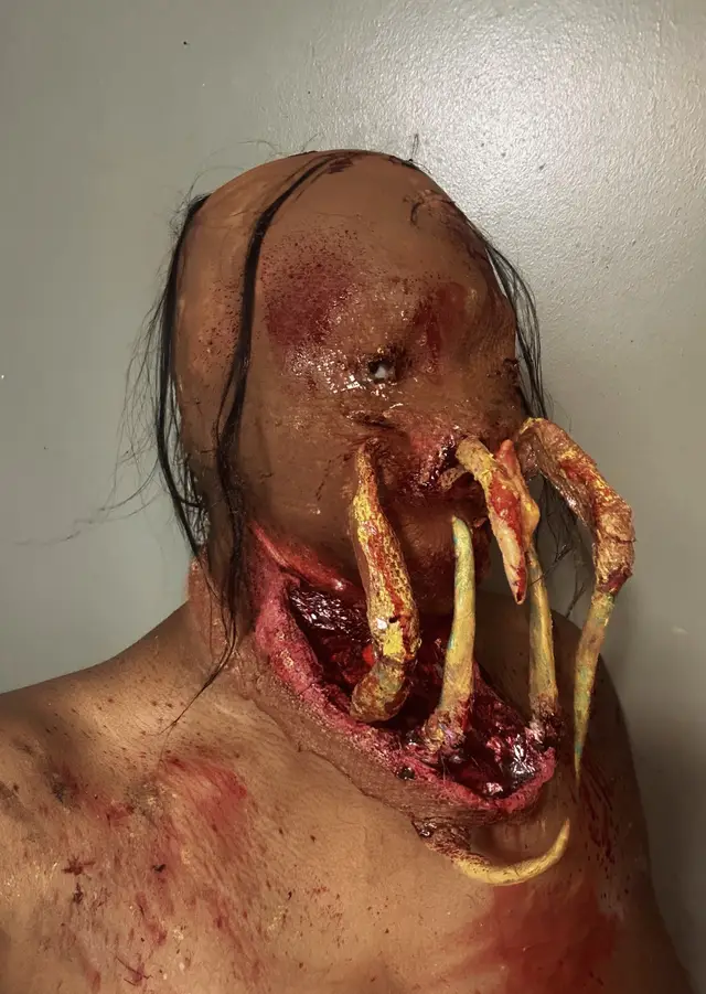 wakey wakey 🙂 #sfxmakeup #fakeblood #viralllllll #halloweenmakeup #fypdongggggggg 