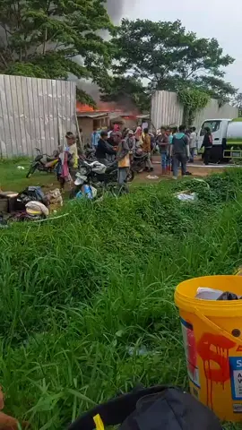 terjadi kebakaran bedeng induk . tepatnya di depan ruko alikante. paramon. , #fyppppppppppppppppppppppp  #tukangtampak #kulijawa 