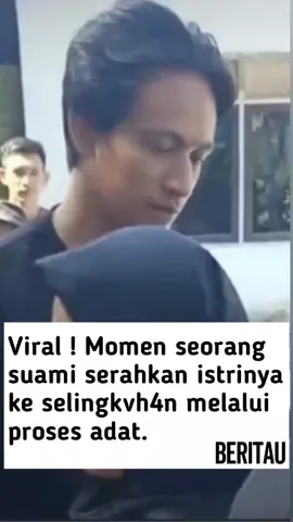 Seorang pria berinisial SRH di Desa Puudombi, Konawe, Sulawesi Tenggara menyerahkan istrinya NS kepada sel!ngkuh*nnya melalui prosesi adat Tolaki, Mosehe, Kamis (2/10/2025). ‎”Dia gr3bek ini istrinya sama laki-laki lain di rumah kos di Unaaha. Barang bukti motor kemudian dia bawa ke polsek, di sana istri dan pria sel!ngkuh*nnya mengakui perbuatannya,” kata Kepala Desa Puudombi, Safrudin. Dalam prosesi yang disaksikan tokoh adat dan warga, pihak sel!ngkvhan memberikan seekor sapi, perlengkapan adat, serta uang Rp5 juta sebagai syarat. Kepala Desa Puudombi, Safrudin, menyebut penyelesaian ini dipilih untuk menjaga harga diri keluarga. “Pihak keluarga sudah ikhlas dan sepakat diselesaikan secara adat,” ujarnya. Suasana haru terjadi saat SRH menyampaikan pesan perpisahan di depan istrinya. “Kau ku talak, jadi aku pun ga menyangka, kau tidak ada hak lagi, kau ku cer4i,” katanya. Ia lalu menyalami sel!ngkuh*n istrinya sambil berpesan, “Kuserahkan istri ku ke kau ya, kau jaga baik-baik, nikahi lah dia dengan tanggung jawab lahir dan batin.”