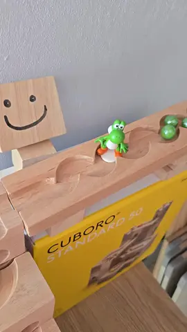Construis des circuits de billes uniques avec le Cuboro Standard 50 ! En bois de qualité, ce jeu stimule la créativité, la logique et garantit des heures de fun pour petits et grands. Assemble, invente et regarde tes billes dévaler tes créations ! #Cuboro #JeuxEducatifs #CircuitDeBilles 