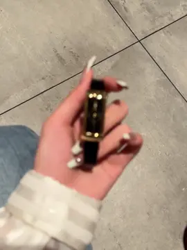 Mặt nhỏ chữ nhật lên tay xinh quá #donghoxinh #tiemdonghocuato #donghodeotay #donghonu #donghochinhhang 