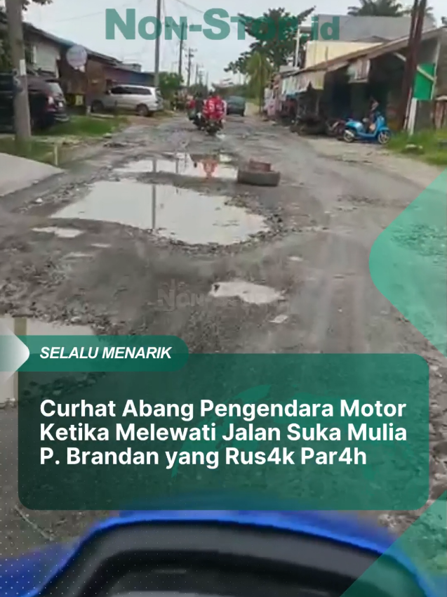 Jalan Suka Mulia, Gotong Royong di Pangkalan Brandan, Kabupaten Langkat, Sumatera Utara, mengalami kerusakan parah, Jumat (3/10/2025). Seorang warga, Dimas, mengungkapkan bahwa kerusakan jalan tersebut sudah berlangsung lama dan telah menjadi viral di media sosial, namun belum ada tindakan perbaikan yang signifikan dari pihak berwenang. Panjang kerusakan sekitar 100 meter. Sudah dilaporkan dengan pihak terkait dan menjadi viral, namun belum ada kejelasan perbaikan Oleh sebab itu, warga berharap Pemkab Langkat segera memperbaiki jalan tersebut. Perbaikan jalan sangat penting untuk meningkatkan keselamatan dan mobilitas warga. Sc: @langkatterkini #pemkablangkat #jalanrusak #langkatsumut #dprdlangkat #nonstopid