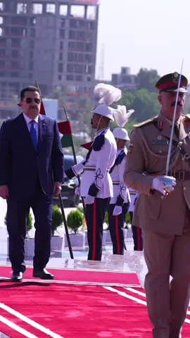 في العيد الوطني العراقي ، وضع اكليل من الزهور على ضريح الجندي المجهول.