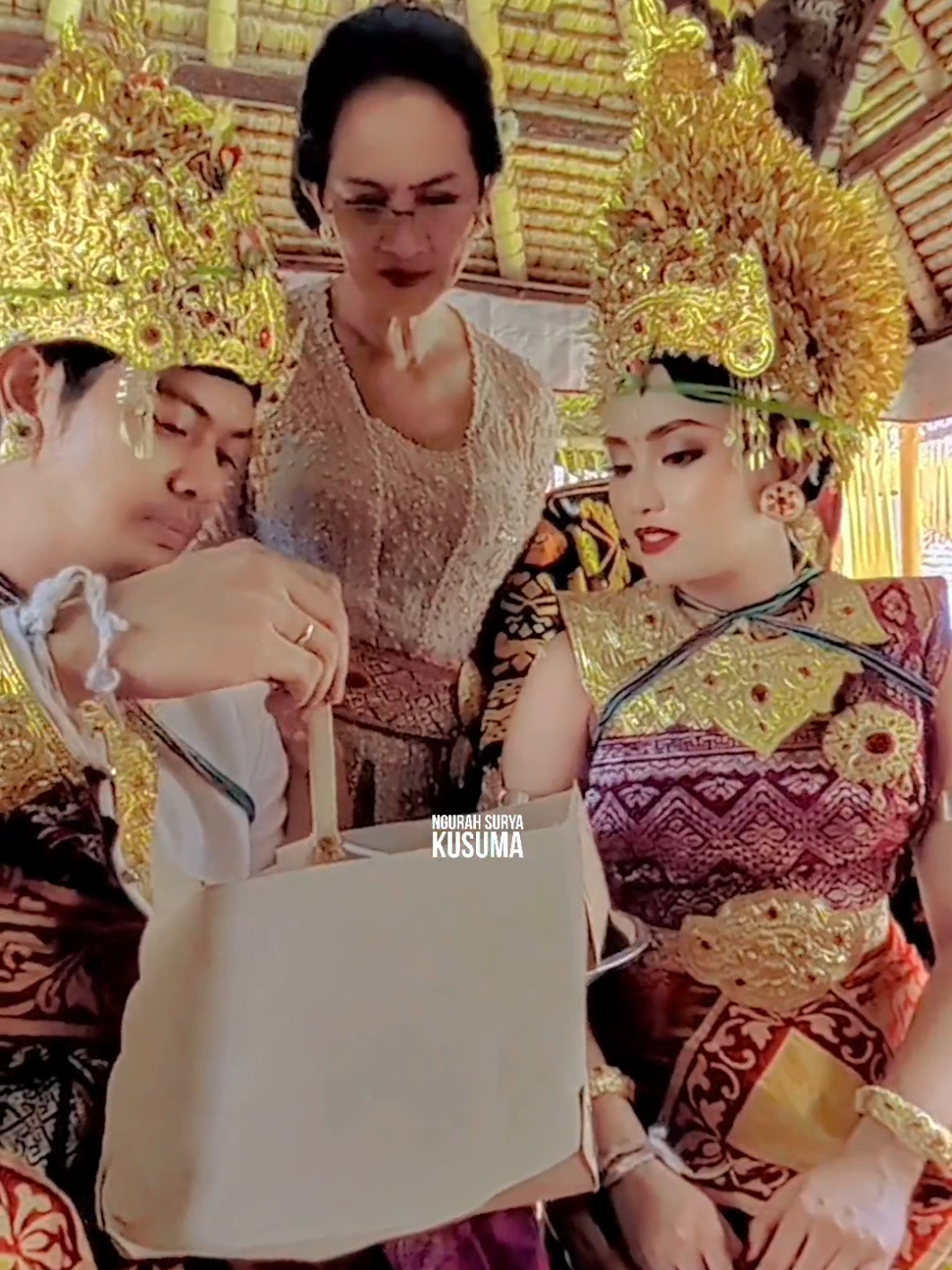 Pernikahan adat Bali memiliki sejarah yang panjang dan kental dalam budaya masyarakat Bali. Dalam tradisi Bali, pernikahan dianggap sebagai suatu proses yang sakral dan berisi makna yang mendalam. Pernikahan adat Bali berpedoman pada aturan Kitab Weda dan hukum Hindu yang berlaku dalam masyarakat, sehingga diyakini pasangan pengantin akan mendapatkan kebahagiaan di dunia dan di alam Moksa atau abad. Salah satu Proses pernikahan adat Bali yaitu upacara mewidhi widana. Umumnya, prosesi mewidhi widana dipimpin oleh seorang pendeta atapun sulinggih, bunyi genta akan mengiringi prosesi ini sebagai pembersihan diri. Kedua calon pengantin akan menuju sanggah atau pura merajan di pekarangan rumah. Tujuannya untuk memberitahukan akan hadirnya keluarga baru kepada para leluhur, serta memohon ijin dan restu agar kehidupan berkeluarga keduanya dilanggengkan dan memiliki keturunan yang baik.  Pada upacara ini, kedua mempelai akan memakai pakaian kebesaran pengantin atau bisa juga dengan pakaian adat biasa sesuai kemampuan. Dalam prosesi pernikahan adat Bali, bekal (tadtadan) dilakukan dengan cara memberikan seperangkat perhiasan atau pakaian ibadah dari ibu kepada anak wanitanya. Upacara ini melambangkan sebuah harapan sang anak akan selalu mengingat jasa-jasa ibunya yang telah berjuang susah payah dalam melahirkannya. Sementara itu, pakaian ibadah yang diberikan merupakan simbol bahwa anak tersebut diharapkan akan terus beribadah kepada Tuhan yang Maha Esa. Dokumentasi Pernikahan atau Pawiwahan Adat Bali Pasangan I Gusti Ngurah Agung Mahaputra Oka (Jeroan Kutri Singapadu Gianyar Bali) Dengan Anak Agung Made Ista Pradnyandhari (Puri Pemecutan Denpasar Bali). #MewidhiWidana #UpacaraPernikahanBali #UpacaraPawiwahanBali #UpacaraAdatBali #NgurahSuryaKusuma 