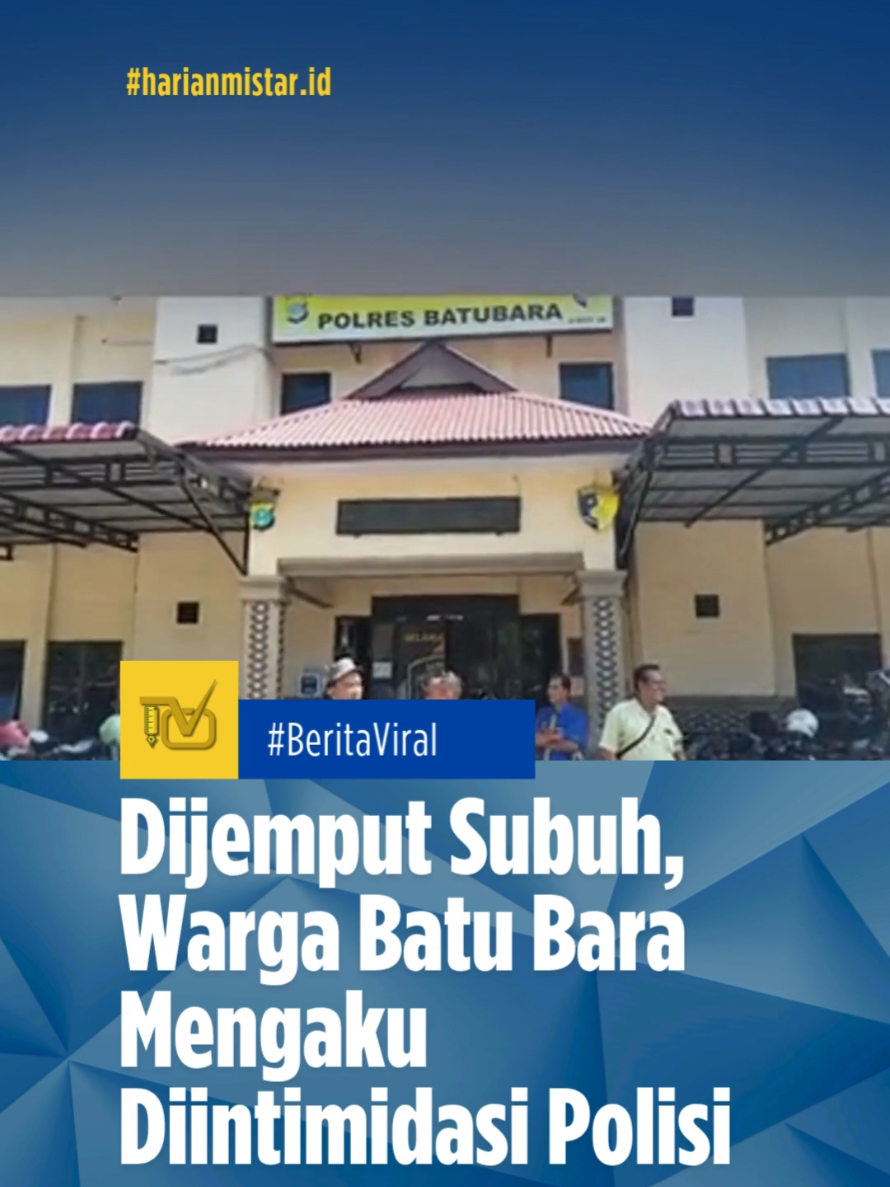 Dijemput Subuh, Warga Batu Bara Mengaku Diintimidasi Polisi Batu Bara, MISTAR.ID Asril Yusri, 38 tahun, warga Desa Padang Genting, Kecamatan Talawi, Kabupaten Batu Bara, Sumatera Utara, mengaku dijemput paksa saat subuh dan dituduh melakukan pembunvhan. Ia mengaku rumahnya didobrak puluhan polisi pada Selasa (30/9/2025) dini hari. Ia dipiting, dimasukkan ke mobil, lalu diintimidasi. Bahkan, sempat ditodong pistol dan dipukul, dipaksa mengaku membvnuh korban yang ditemukan di parit Desa Air Hitam. Namun Asril bersikeras, ia tidak tahu menahu soal kasus itu, termasuk sepeda motor dan ponsel korban yang ditanyakan polisi. Setelah diperiksa lebih dari 24 jam di Polres Batu Bara, Asril akhirnya dipulangkan pada Rabu (1/10/2025) malam. Kepulangannya disambut keluarga dan ratusan warga dengan upacara adat sederhana. Kasat Reskrim Polres Batu Bara, AKP Tri Boy Alvin Siahaan, membantah pihaknya telah melakukan penangkapan dan kekerasan dan menyebut Asril hanya diamankan untuk diperiksa berdasarkan keterangan saksi kunci. Kasus ini kini menuai sorotan. Asril pun meminta Kapolda Sumut turun tangan, menindak oknum polisi yang diduganya melanggar prosedur.(Ebson/hm21). Selengkapnya: https://youtu.be/S13e3zSG72Q Baca Selengkapnya : https://mistar.id/ #batubara #intimidasi #dituduh #difitnah #pemaksaan 