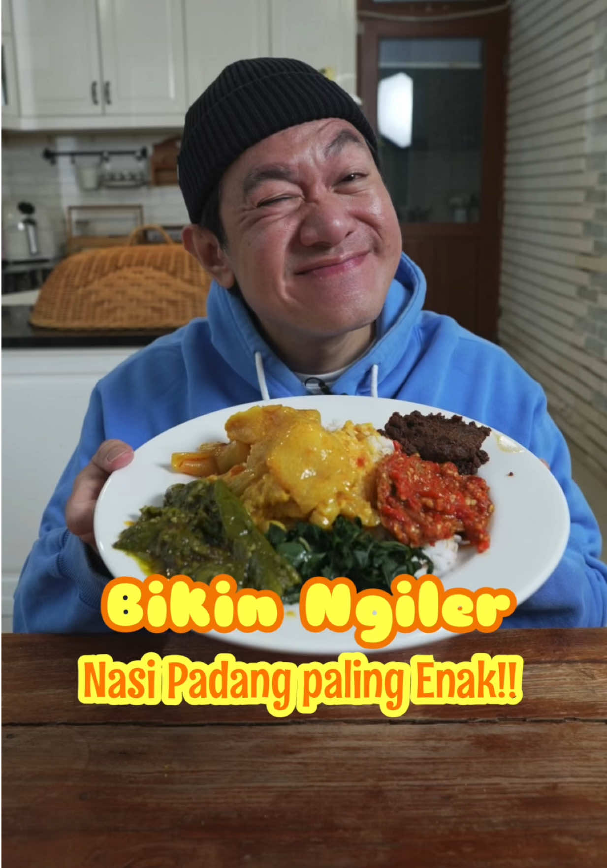 #BikinNgiler Perpadangan duniawi! Kata penelitian terkini Santen itu bagus buat tubuh lho heheheh… Cocok dong, kita sikat nasi anget sama tunjang dua dan dendeng pedes ahhhh kolaborasi paling cantik hari ini!! #Kuliner #NasiPadang #bikinngiler 