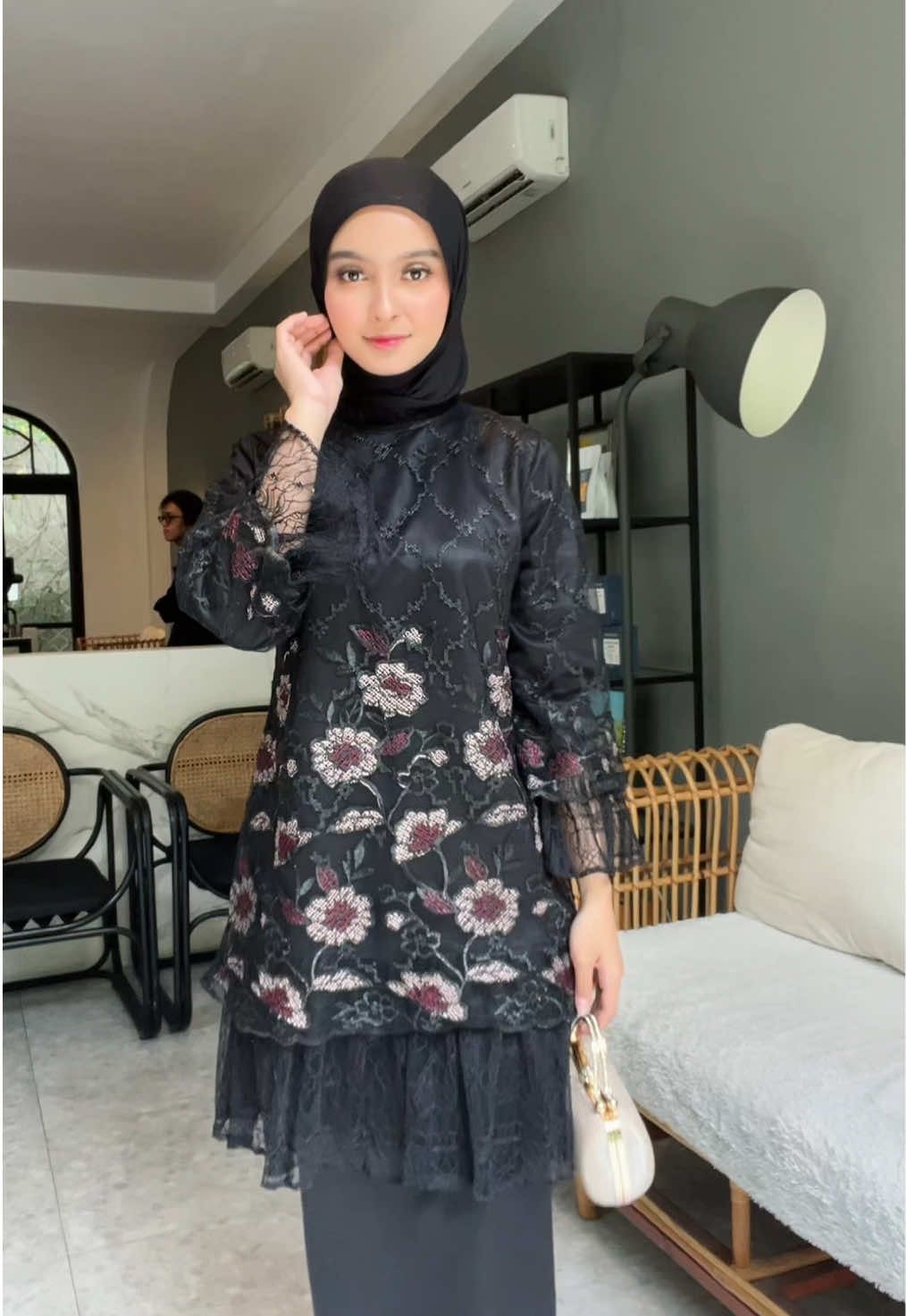 Black on point!✨🥰 #hijablabel_hl #fashionmuslimoutif #dresskondangan #onesetkekinian 