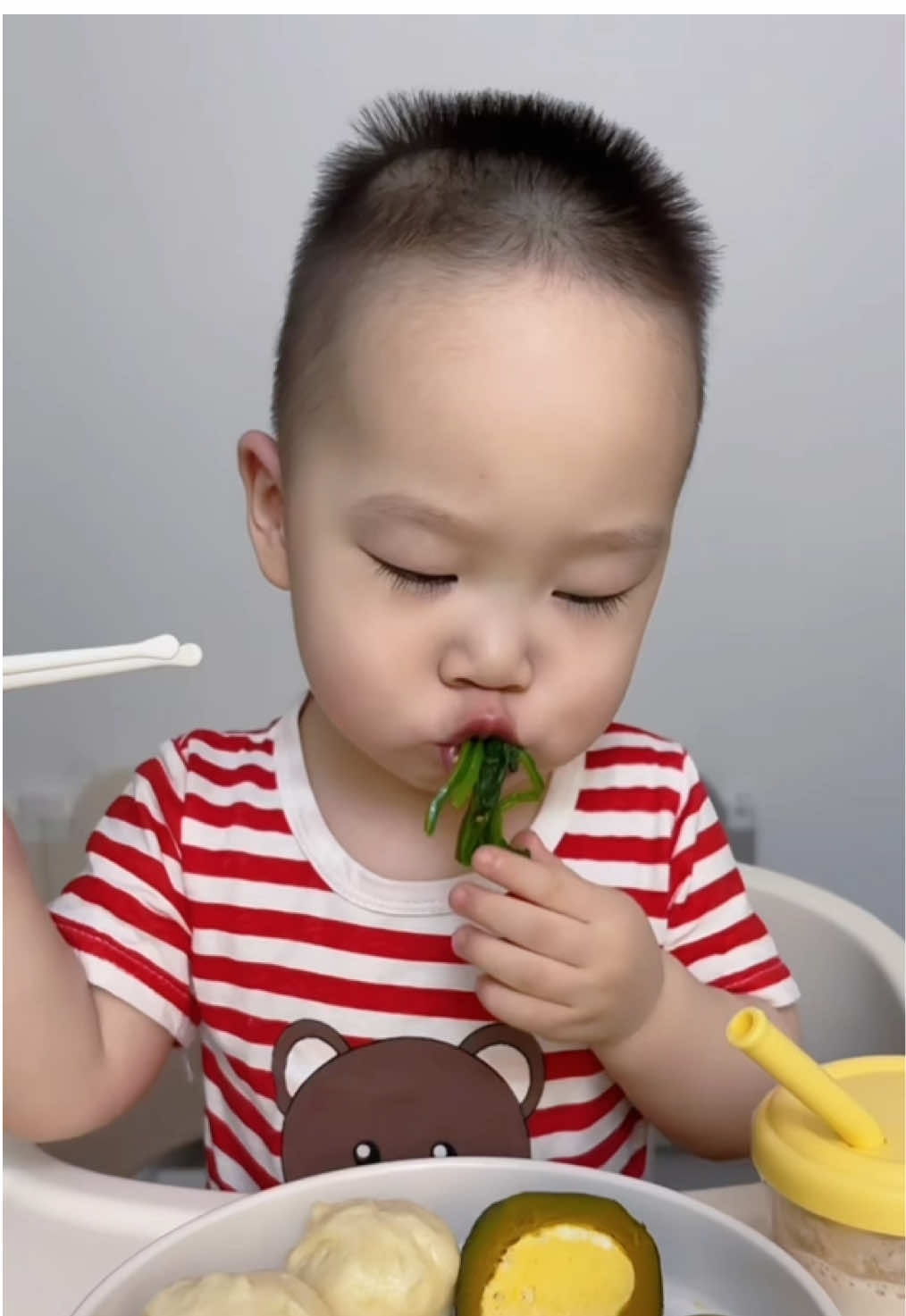 Human cubs immerse themselves in eating#cute #lovely #babyeating #deliciousfood 