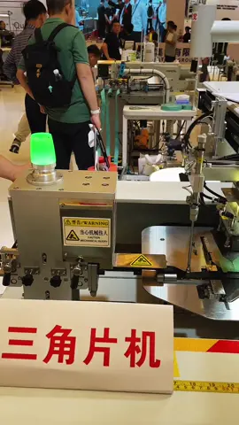 Automatic sewing backpack triangle belt#automaticopensinglepiecebottomhemmer#automaticopensinglepiecsleevehemmer #Automaticsewingmachine#automatictemplatesewingmachine#automatictemplatelockstitchsewingmachine#automatictemplateoverlocksewingmachine#foryou#sewing#sewingtiktok#automaticsewingmachine#fdkauto#industrialsewingmachine#sewingmachine#automaticoverlockmachine#sewingtutorial#sewingforyoupage#Manufacturerofautomaticclothingequipment#automaticsewingmachinemanufacture#sewingmachinemanufacturer