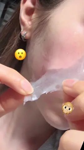 when it’s peel time of the month… 😳 @APRILSKIN USA  #APRILSKIN #APRILSKINskincare #calendulapeeloffmask #acnetreatment #exfoliation 