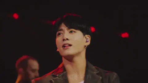 — Я написал песню для тебя… — Для меня? — Да. Когда-нибудь спой её на большой сцене. Пусть весь мир услышит твой голос. Даже если я уйду раньше. — Не смей так говорить… — Пообещай. — …Обещаю. #jungkook #taehyung #taekook #fyp 