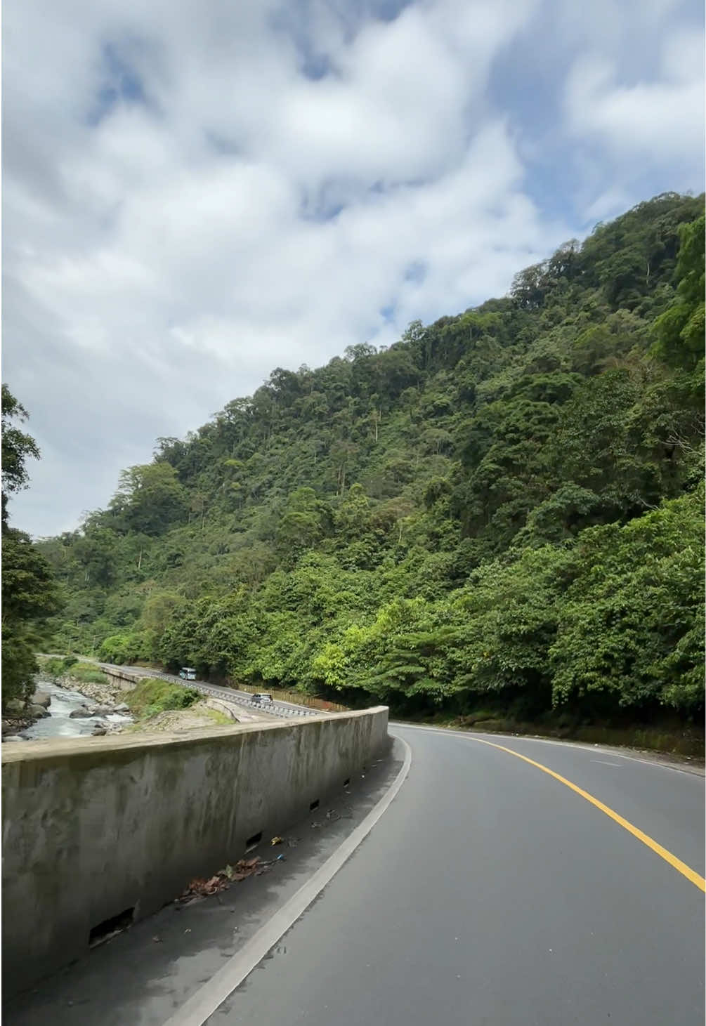 Pesona jalan silaiang lambah anai padang panjang tanpa editan Salah satu jalan terbaik dengan vibes tenang disumbar ditambah dengan air terjun dipinggir jalannya  #silaiangpadangpanjang #sumbar #fyp #soundminang #lembahanai 