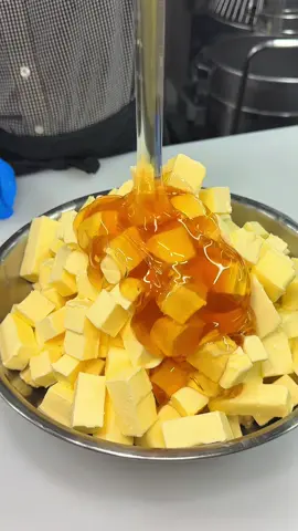 サクサクのハニーバタートースト🍯🍞    ◎ハニートースト　260円 ◎カスタードホイップ　380円    表面はカリッと香ばしく中はふわふわ食感でバターと蜂蜜がしっかり染み込んでいて甘党さんにはたまらない一品 ！     📍 福岡／春日市（上白水） 【店名】パンマルシェ Mokumoku 【住所】福岡県春日市上白水3-41 第2河鍋ビル103号   【時間】9:00 ～ 17:00   【定休】月曜日（祭日の場合は火曜休み）   　 #福岡#福岡グルメja#japanesefood