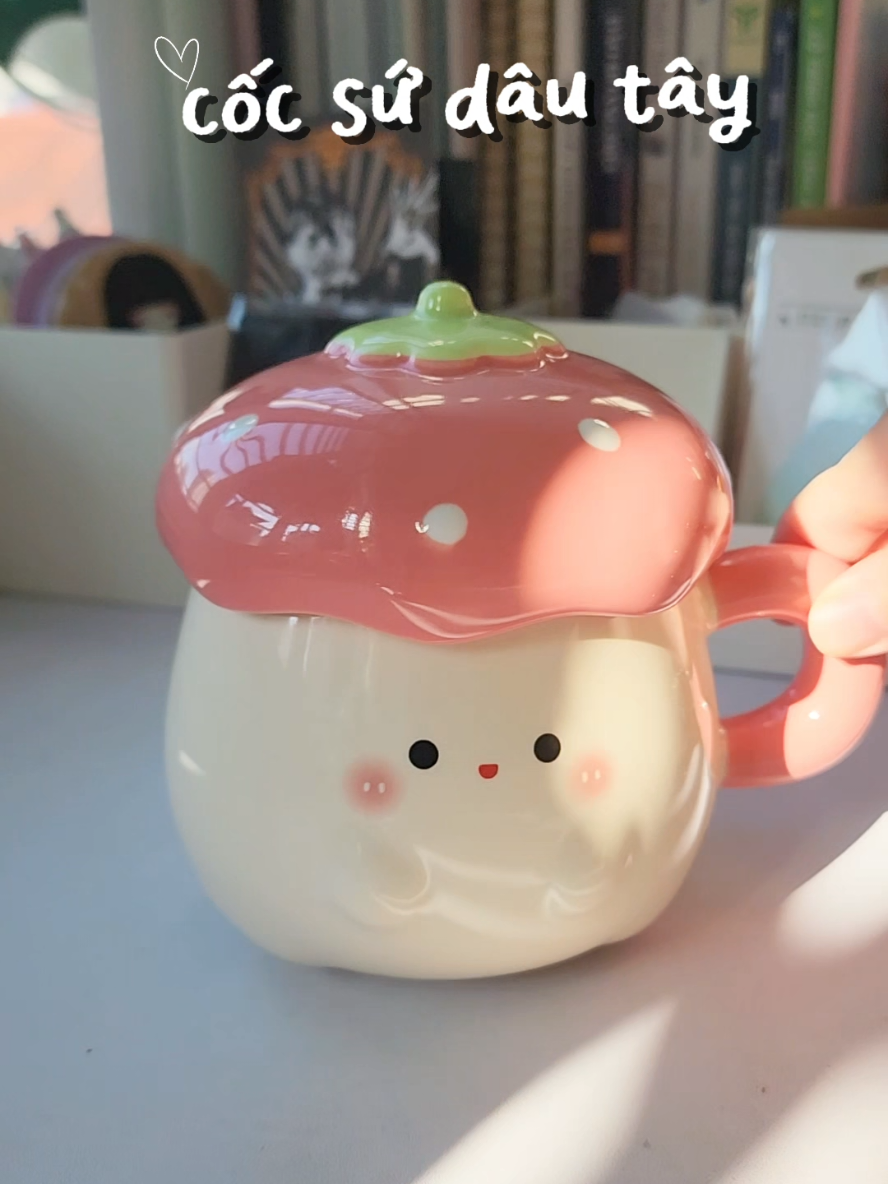 Cốc sứ nắp quả dâu kèm muỗng siêu xinh #quatangcocsu #cocsucute #cocsuquadau #cocsukemmuong #quatangbangai 