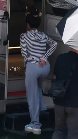 【2025.10.03】Bạch Lộc và cái lưng của cô ấy Hôm nay lưng em bé không khoẻ, chỉ mong sau khi đóng máy Mạc Ly có thời gian nghỉ ngơi cho thật tốt #bailu #白鹿 #莫离 #everyday #lucky #