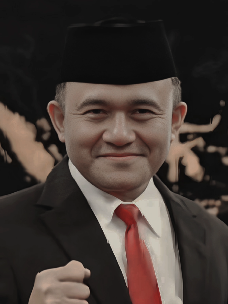 𝐊𝐨𝐦𝐢𝐬𝐚𝐫𝐢𝐬 𝐉𝐞𝐧𝐝𝐞𝐫𝐚𝐥 𝐏𝐨𝐥. (𝐏𝐮𝐫𝐧.) 𝐃𝐫𝐬. 𝐇𝐞𝐫𝐮 𝐖𝐢𝐧𝐚𝐫𝐤𝐨, 𝐒.𝐇. (★ Blitar 🇮🇩, 1 Desember 1962) adalah pensiunan perwira tinggi Polri, abituren Akpol 1985, yang merupakan Kepala Badan Narkotika Nasional ke-11 serta Kepala Kepolisian Daerah Lampung ke-30. Jenderal bintang tiga dari satuan reserse ini dianugerahi tanda jasa Satyalancana Seroja atas pengabdiannya selama bertugas di Timor-Timur (Timor-Leste) pada masa konflik. #heruwinarko #brimob #polripresisi #badannarkotikanasional #operasiseroja 