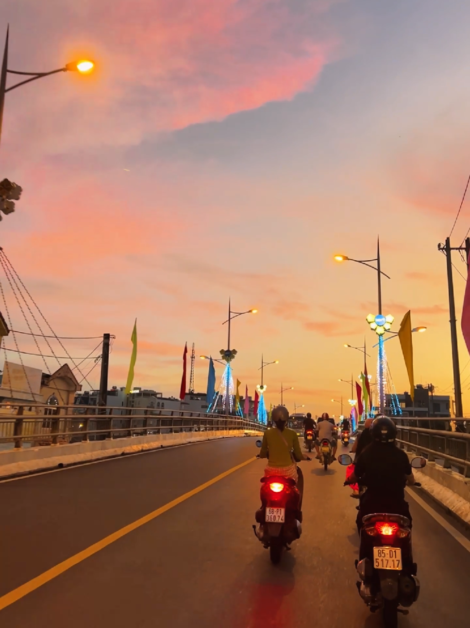 Kể không ai tin: Ở Phú Quốc cái view trên đường tan làm toàn cỡ này🥹