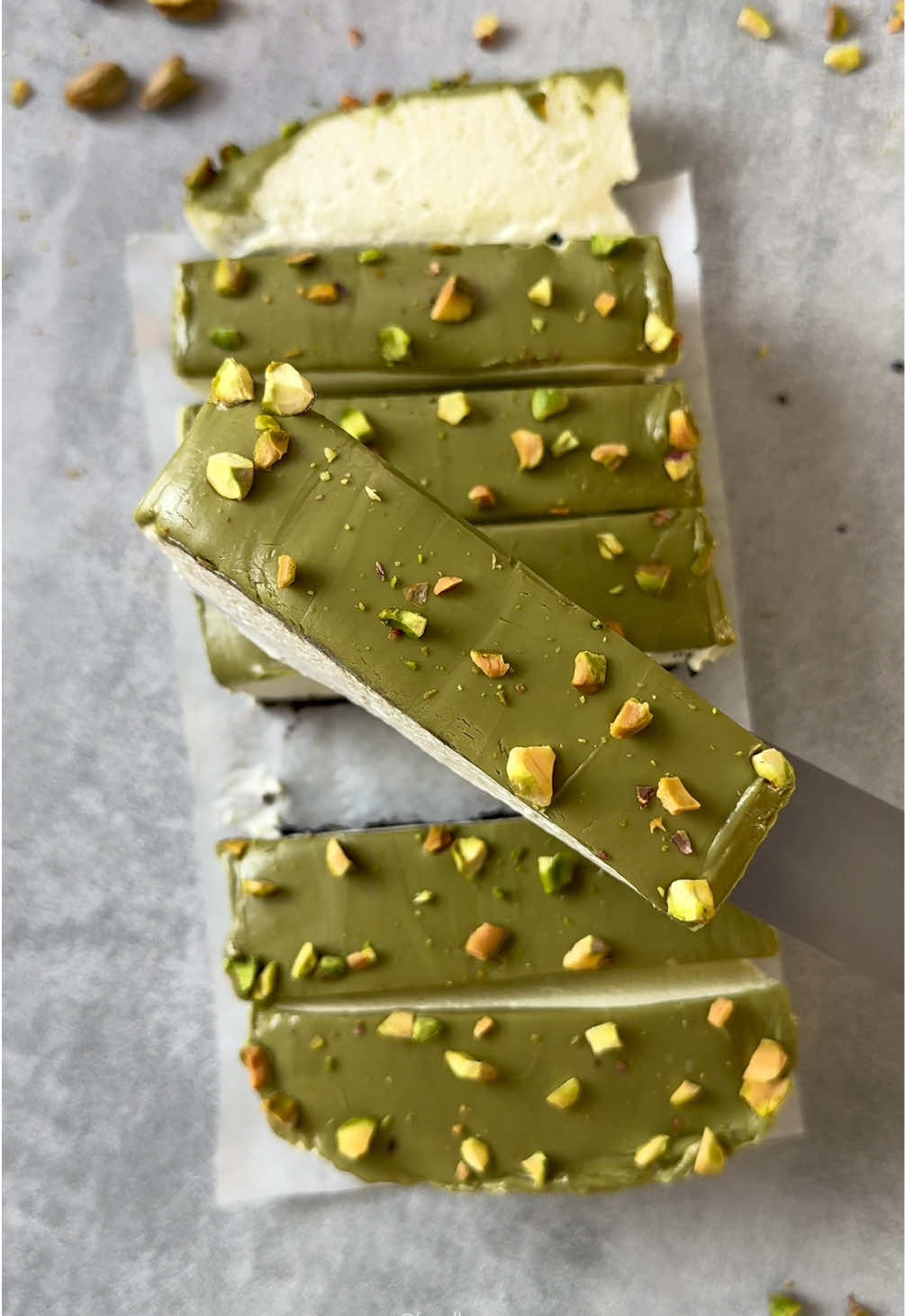 No bake Pistachio cheesecake💚 Ingredients: •140g cookies (1 ¼ cup crumbs) •60g melted butter (4 tbsp / ¼ cup) Filling: •300g cream cheese (1 ⅓ cup) •200g whipping cream (~¾ cup + 1 tbsp) •1 tbsp powdered sugar  •2 tbsp pistachio cream  Top: •melted pistachio cream  #cake #cooking #Recipe #dessert #fyp 