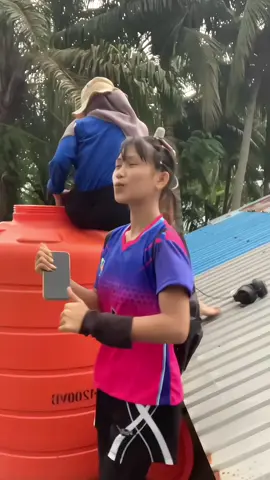 Siapa kemarin bilang kenapa gk sekalian naik genteng aja nyanyi nya nihhh liat🤣#promoseruweekend #hiburansemata 