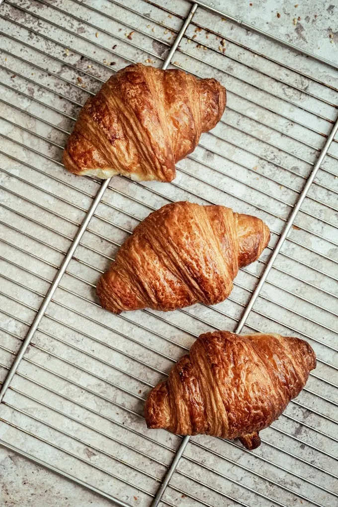 🥐🔥 Saviez-vous qu’un croissant quadruple de volume à la cuisson ?! Eric Kayser nous parle des secrets de ses croissants en direct de l’Expo Universelle à Osaka. Oui, ça sentait très bon! 👨‍🍳🇯🇵 - 🥐🔥 Did you know a croissant quadruples in size while baking?! Eric Kayser shares the secrets behind his croissants live from the World Expo in Osaka. Yes, it smelled amazing! 👨‍🍳🇯🇵 #erickayser #croissant #osakaExpo2025 #frenchBakery #osaka 