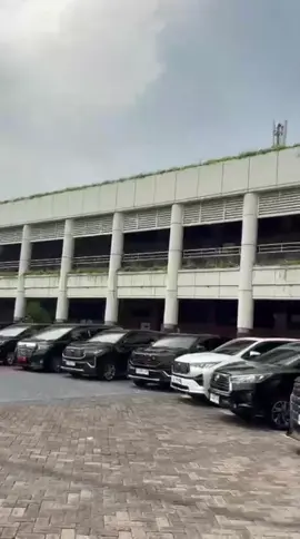 📌 Bupati Lumajang Mengetuk Pintu Pusat: Aspirasi Fiskal Demi Pembangunan Merata dear sobatlumajang, Bupati Lumajang, Indah Amperawati (Bunda Indah), menyampaikan langsung aspirasi keuangan daerah kepada Menteri Keuangan RI, Purbaya Yudhi Sadewa, di Surabaya (2/10/2025). Langkah ini menjadi momentum penting untuk memperjuangkan pemerataan pembangunan di Lumajang, mulai dari infrastruktur dasar, penguatan ekonomi rakyat, hingga peningkatan kesejahteraan masyarakat. 🤝 Sinergi pusat dan daerah diyakini akan mempercepat terwujudnya pembangunan yang adil, merata, dan berkelanjutan bagi warga Lumajang. ✨ “Kami ingin Lumajang menjadi bagian dari wajah Indonesia yang maju, sejahtera, dan berdaya saing,” tegas Bunda Indah. #Lumajang #BundaIndah #PembangunanMerata #SinergiPusatDaerah #FiskalUntukRakyat 