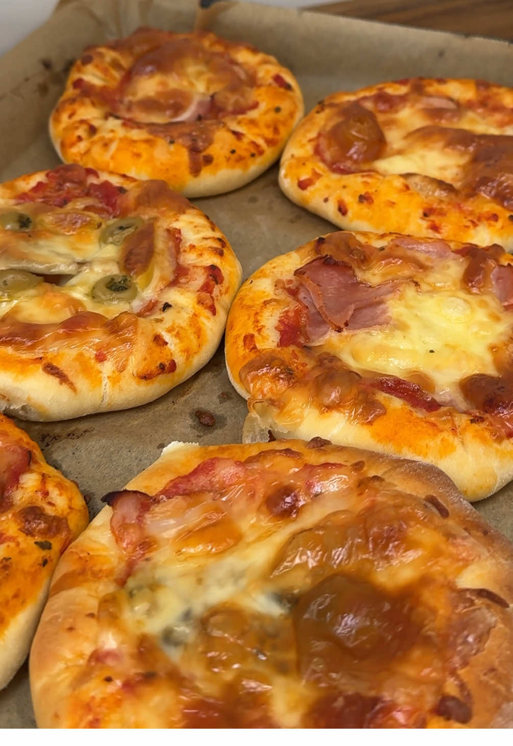 Mini pizza cu mult cașcaval 🤤cea mai delicioasă rețetă🥰Ingrediente: -300 ml lapte  -o lingură miere sau zahăr  -7 g drojdie uscată  -470 g făină -o linguriță sare -2-3 linguri ulei de măsline. Poftă bună!🥰