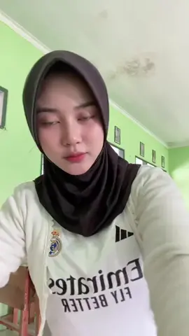 cantik banget pendukung Madrid🥰🥰🥰 #trending #fyp #cewekcantik #cewekhijab #cewekidaman 