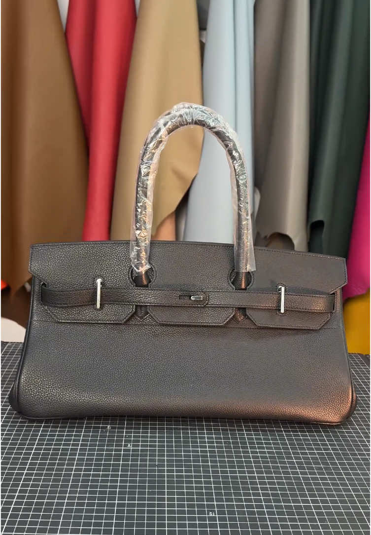 This is a black Togo leather shoulder bag, crafted from supple Togo calfskin with a distinctive grain that is both durable and soft to the touch. The deep black tone exudes understated elegance, while the underarm silhouette offers a sleek and modern look. Designed to fit comfortably under the shoulder, it is a versatile piece perfect for both daily wear and evening outings. *Please give me a like if you like my video * We can customize with any leathers , colors, size, as you like . * its suitable for various occasions and all seasons. Message or email me Email：dorlbag888@gmail.com WhatsApp in profile. #bag #luxurybag #designerbags #handcrafted #handmadepurse #leatherpurse #leatherbag #customized #totebag #leathercraft #UAE #USA #crocodile #crocodileleatherbykitti🐊🐊 #crocodileleather #qualitybags  #womenbag #beauty #highquality #gift  #fashion #fashionbag #fyp #gift