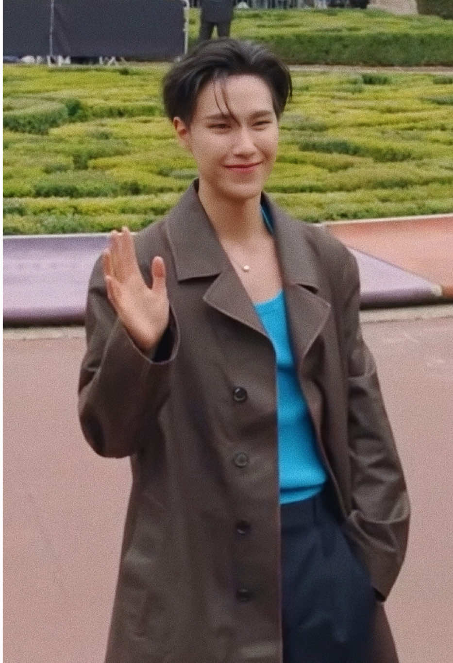 โมเมนต์ปรากฏตัวที่โชว์ Loewe Spring-Summer 2026 ของสองตัวแทนจากประเทศไทย จูเนียร์–ปณชัย และ มิ้ลค์–พรรษา ในเดบิวต์คอลเล็กชันของสองครีเอทีฟไดเรกเตอร์คนใหม่ของแบรนด์ Jack McCollough และ Lazaro Hernandez #ELLEMENNews #ELLEMENThailand #LOEWE #LOEWESS26