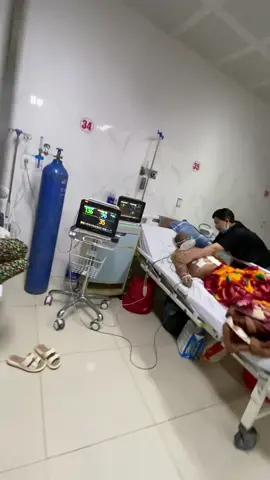 Ba ơi! Dạo ni Ba có khoẻ không Ba, Ba còn đau chân nữa không, Ba đang làm gì ở nơi đó. Con, mẹ, anh chị với các cháu nhớ Ba nhiều lắm. Con biết Sinh-lão-bệnh-tử là điều tất yếu của cuộc sống, con và cả nhà mình đều đang rất mạnh mẽ để vượt qua. Ba nay có cuộc sống mới, ngôi nhà mới nhưng Ba đừng quên con và gia đình nha Ba. Bên đó Ba cũng phải sống thật hạnh phúc. Con nhớ Ba nhiều!