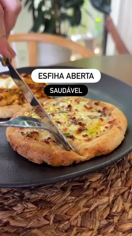 ✨Esfiha aberta versão saudável Mais uma opção deliciosa para abastecer seu congelador 🤌 Ingredientes massa: 1,2kg de batata cozida 160g de farinha de aveia 1 Colher de (chá) cheia de sal Pimenta-do-reino à gosto Modo de preparo: 1) Cozinhe as batatas sem casca e amasse com um amassador de batatas (deixe esfriar por 20 minutos). 2) Junte a farinha de aveia o sal e a pimenta-do-reino. Misture até formar uma massa homogênea. 3) Essa quantidade de massa rende 13 esfihas de aproximadamente 100g cada. 4) Modelei a massa no formato de esfiha aberta, pincelei gema diluída em água e leve para pré-assar no forno a 200°C por 20 minutos. *Enquanto isso você prepara o recheio* Ingredientes recheio (quantidade para 7 esfihas de queijo), as demais usei frango desfiado (360g - 60g de frango por esfiha): 300g de queijo fresco amassado ou ricota 100g de queijo mussarela 60g de creme de leite Cheiro verde e pitada de sal à gosto 👉 Eu processei o queijo frescal, mas poderia ter amassado com um garfo, junte os demais ingredientes e misture, agora é só acomodar sob as esfihas. Finalização 👉 Forno à 200°C por 15 minutos ou até dourar (se estiver congelada - 20 minutos a 180°C). 👉Air fryer à 200°C por 10 a 12 minutos (se estiver congelada: 15 minutos a 160°C e mais 5 minutos a 200°C). Deixe um ❤ se gostou  Créditos: patriciasteniconutri, super recomendo 💙 #Pratosaudavel #receitasfuncionais #receitasfitness #comidafitness #receitassaudaveis 