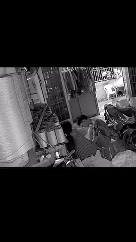 xã hội xô bồ quá , sống vậy với mẹ tới già luôn cũng được, miễn mỗi ngày mẹ mạnh khoẻ bình an thôi 