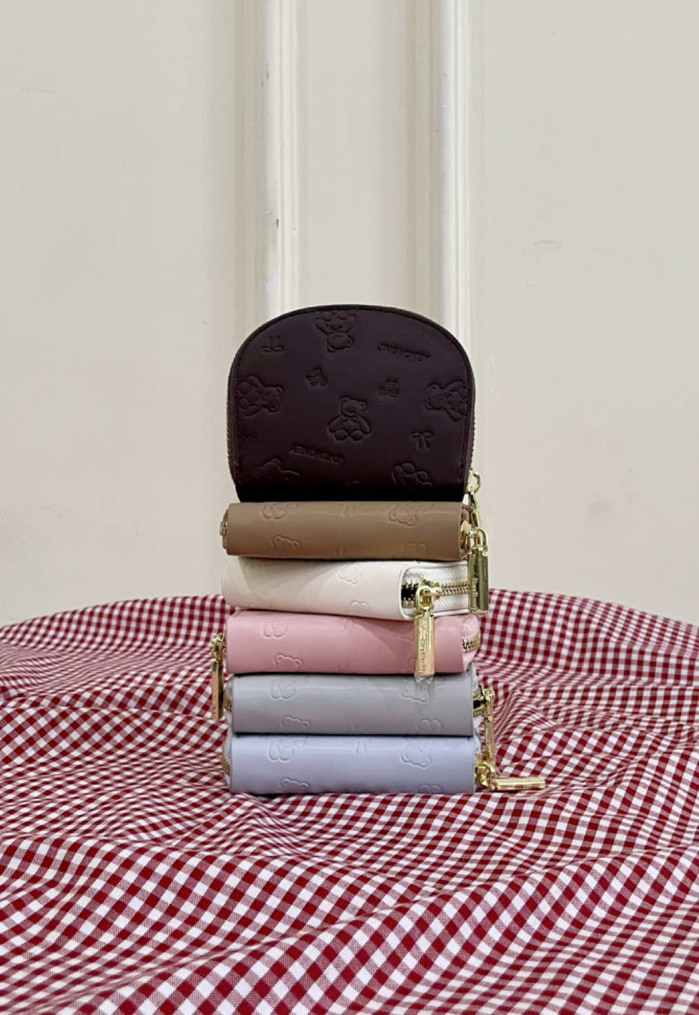 bring the Iconic Youth vibes in your pocket! 🌸💖 #jimshoneyblokm #newcollection #iconicyouthcollection #celiawalletjimshoney 