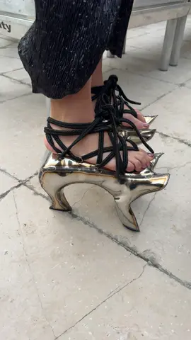 Saw the craziest sandals at @RICK OWENS ONLINE show yesterday 😍 #rickowens #sandals #crazyshoes #avantgarde #geta 