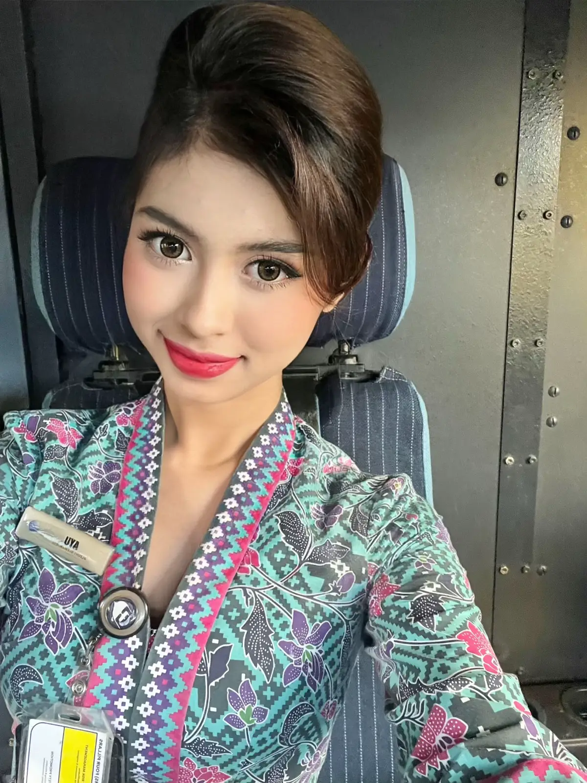 Smiles on duty n vibes on fleek ✨💄